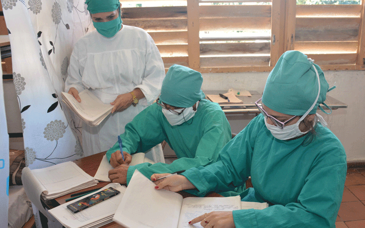 El personal de Salud mantiene la vigilancia clínico-epidemiológica permanente de las personas ingresadas en el centro de aislamiento y una estrecha comunicación con los puestos de mando municipal y provincial. El personal de Salud mantiene la vigilancia clínico-epidemiológica permanente de las personas ingresadas en el centro de aislamiento y una estrecha comunicación con los puestos de mando municipal y provincial.