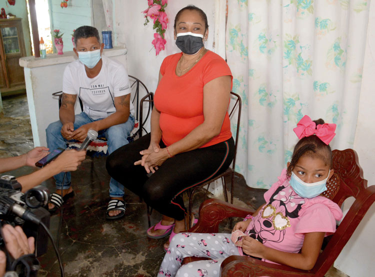 Lorena Puentes junto a su familia en su casa en Manicaragua. Lorena Puentes junto a su familia en su casa en Manicaragua.