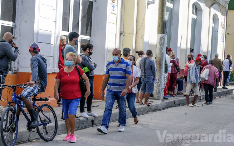 Personas caminando por la ciudad