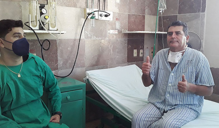 Rudy Monzón Rodríguez y su hijo Gabriel en la sala del hospital militar de Villa Clara.