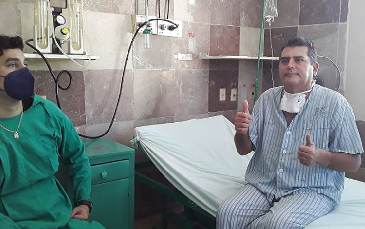 Rudy Monzón Rodríguez y su hijo Gabriel en la sala del hospital militar de Villa Clara.