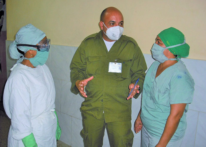 Roydel Aldereguía, jefe de servicios del hospital Celestino Hernández Robau da indicaciones para el trabajo del día en la zona roja del enfrentamiento a la COVID-19.