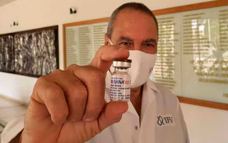 Científico muestra candidato vacunal cubano Soberana 02.
