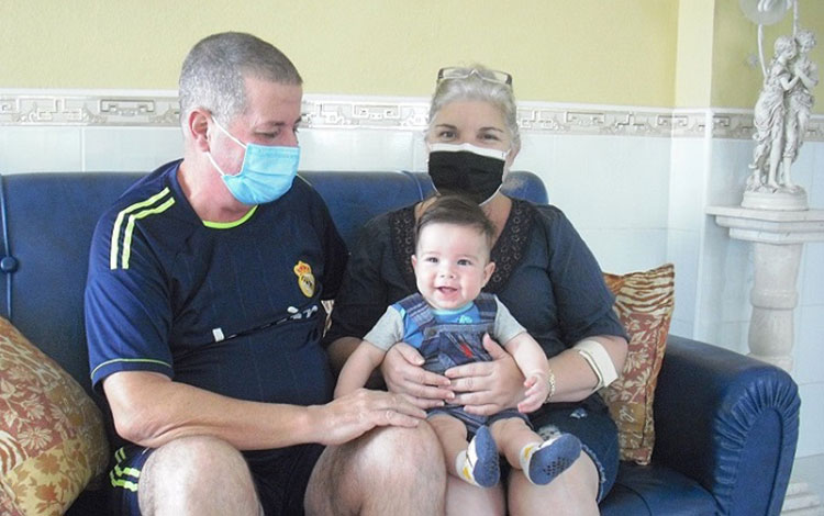 Dr. Jesús Sánchez Pérez, junto a parte de su familia durante el proceso de recuperación tras superar la COVID-19. Dr. Jesús Sánchez Pérez, junto a parte de su familia durante el proceso de recuperación tras superar la COVID-19.