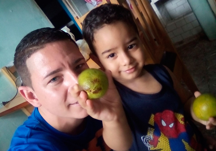 Doctor Yoan Pérez Ojeda y su hijo Yoan Alejandro. Doctor Yoan Pérez Ojeda y su hijo Yoan Alejandro.