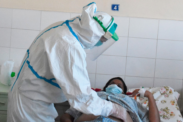 Yoan Pérez Ojeda atiente a paciente en la sala para pacientes con COVID-19. Yoan Pérez Ojeda atiente a paciente en la sala para pacientes con COVID-19.