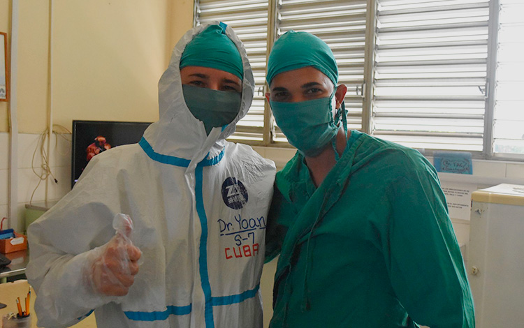 Doctor Yoan Pérez Ojeda junto a uno de sus compañeros en el hospital militar Comandante Manuel Fajardo Rivero. Doctor Yoan Pérez Ojeda junto a uno de sus compañeros en el hospital militar Comandante Manuel Fajardo Rivero.