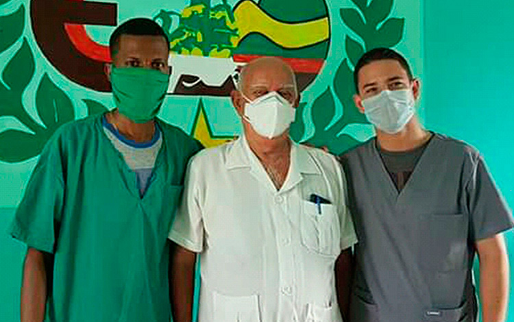 El doctor Yoan Pérez junto al experimentado intensivista Armando Caballero