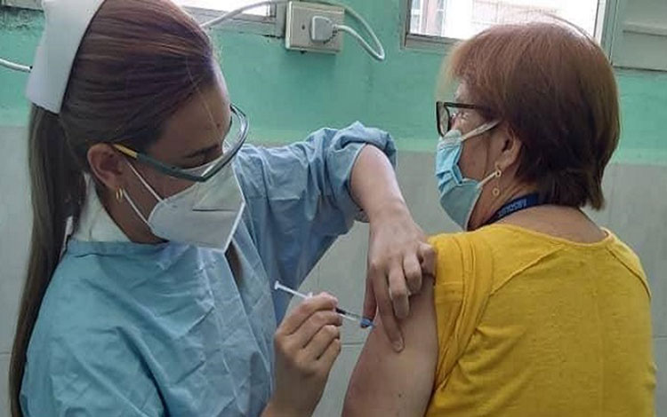 Intervención con el candidato vacunal cubano Abdala en el sector de la Salud de Villa Clara.