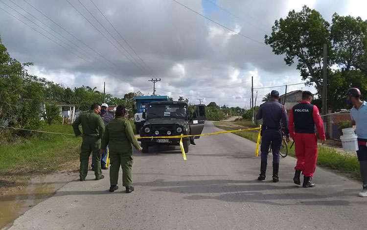 Punto de control para el acceso de vehículos autorizados a Vueltas, en Camajuaní.