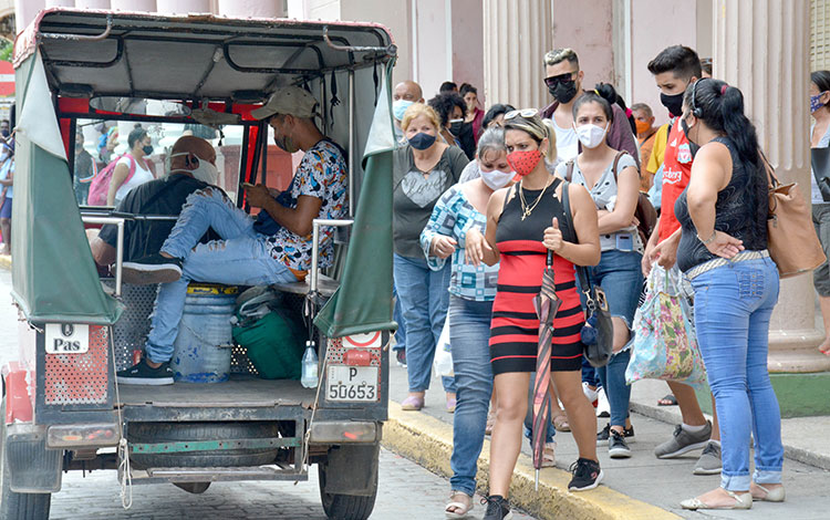 Personas aglomeradas en Santa Clara, a pesar de los protocolos por la COVID-19.