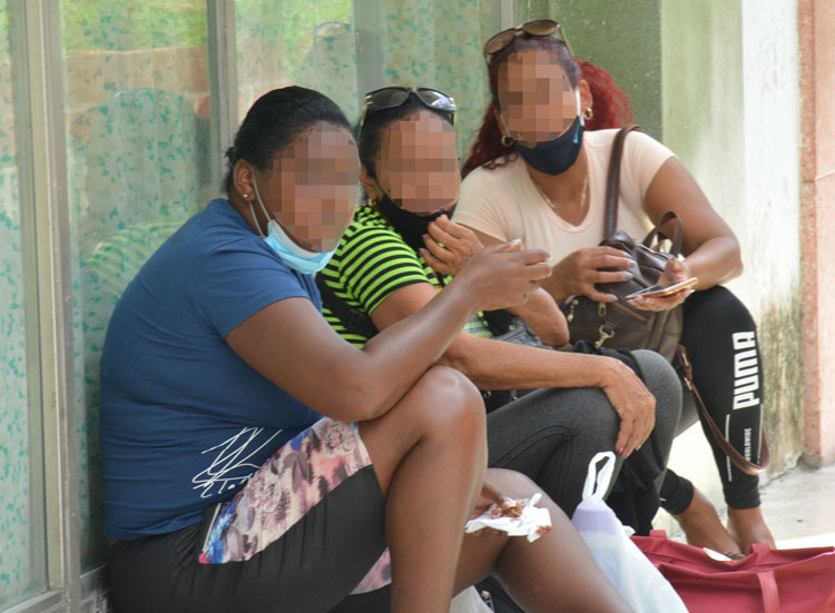 Mujeres sin nasobuco ni distanciamiento social en una calle de Santa Clara. Mujeres sin nasobuco ni distanciamiento social en una calle de Santa Clara.