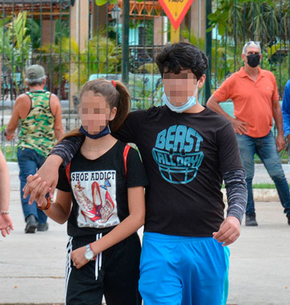 Pareja de jóvenes con mal uso de la mascarilla. Pareja de jóvenes con mal uso de la mascarilla.