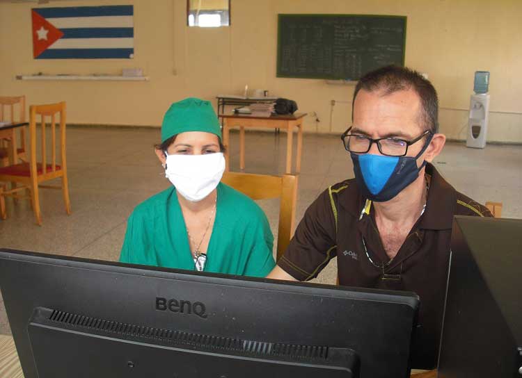 Tairy Gómez Hernández y Josley Córdova Pereira en las labores de Estadística de los hospitales de campaña en la Universidad de Ciencias Médicas de Villa Clara. Tairy Gómez Hernández y Josley Córdova Pereira en las labores de Estadística de los hospitales de campaña en la Universidad de Ciencias Médicas de Villa Clara.