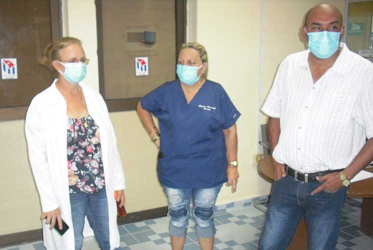 Onélida Maure, jefa del Programa de Vacunación en Villa Clara durante el recorrido por el vacunatorio ubicado en la Geominera del Centro. Onélida Maure, jefa del Programa de Vacunación en Villa Clara durante el recorrido por el vacunatorio ubicado en la Geominera del Centro.