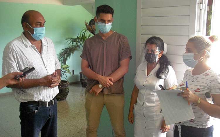 Gobernador de Villa Clara dialoga con colectivo del vacunatorio ubicado en el palacio de pioneros José Luis Miranda, de Santa Clara.