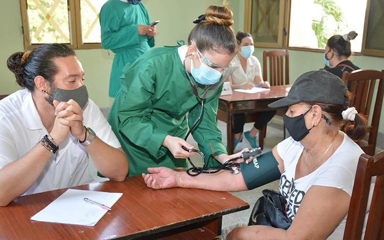 Toma de tensión arterial en vacunatorio de Santa Clara.