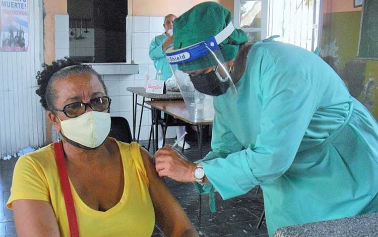 Ciudadana de Santa Clara recibe la primera dosis de la vacuna cubana Abdala contra la COVID-19.