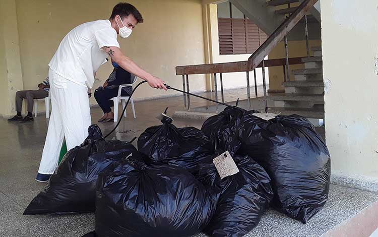 Labores de desinfección en el hospital de campaña de la escuela especial Fructoso Rodríguez, de Santa Clara.