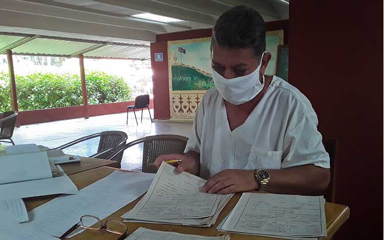 Enfermero Elvis Cárdenas Muñoz. Enfermero Elvis Cárdenas Muñoz.