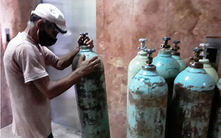 El trabajador de servicio Ariel Valdés Pineda está dispuesto a apoyar en lo que sea necesario. (Foto: Francisnet Díaz Rondón) El trabajador de servicio Ariel Valdés Pineda está dispuesto a apoyar en lo que sea necesario. (Foto: Francisnet Díaz Rondón)