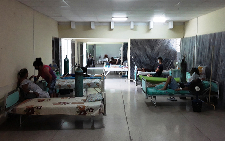 En la sala de alto riesgo del hospital «Mártires del 9 de Abril» se trabaja sin descanso para la recuperación de los pacientes. (Foto: Francisnet Díaz Rondón)