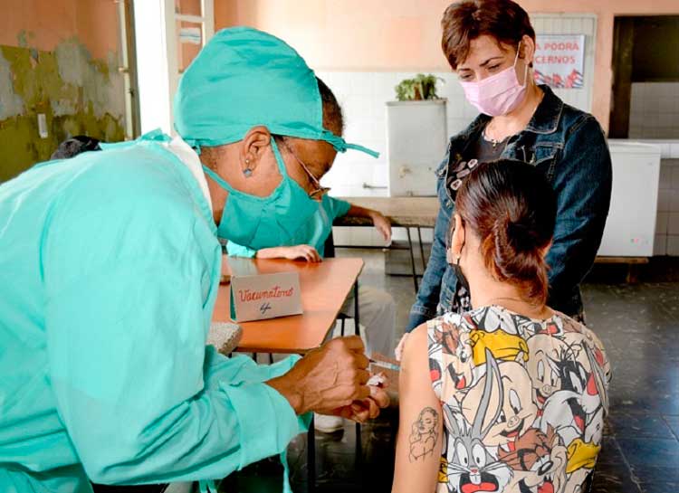 Adolescente de Villa Clara recibe la vacuna cubana Abdala.