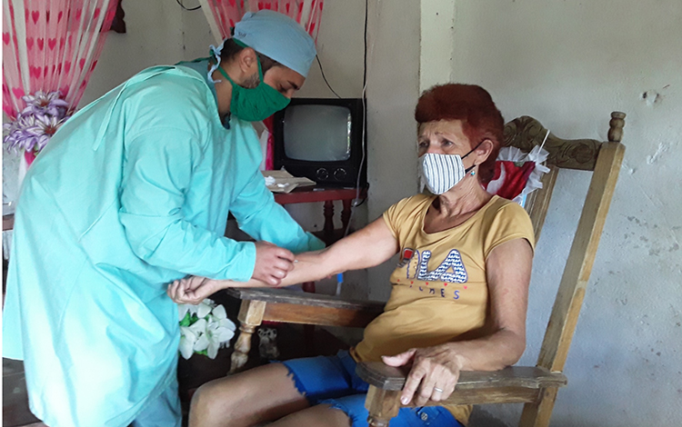 Médico de la familia de Jibacoa atiende a paciente de COVID-19 con ingreso domiciliario.