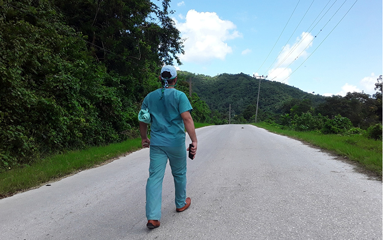 Médico que labora en la zona montañosa de Manicaragua, en Villa Clara.