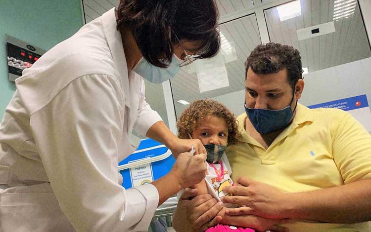 Niña recibe la vacuna contra la COVID-19.