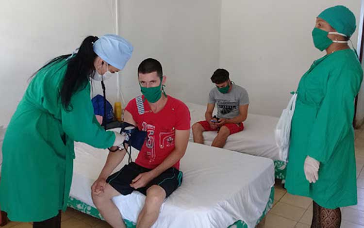 Pacientes en centro de aislamiento para enfermos de COVID-19.