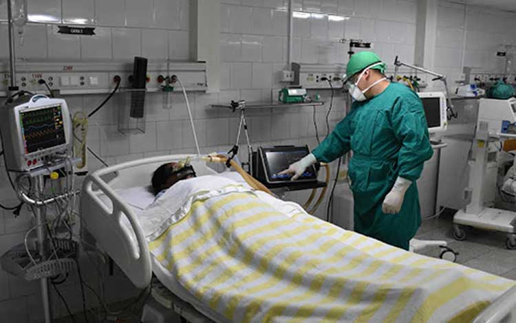 Paciente en sala de Terapia Intensiva. Paciente en sala de Terapia Intensiva.