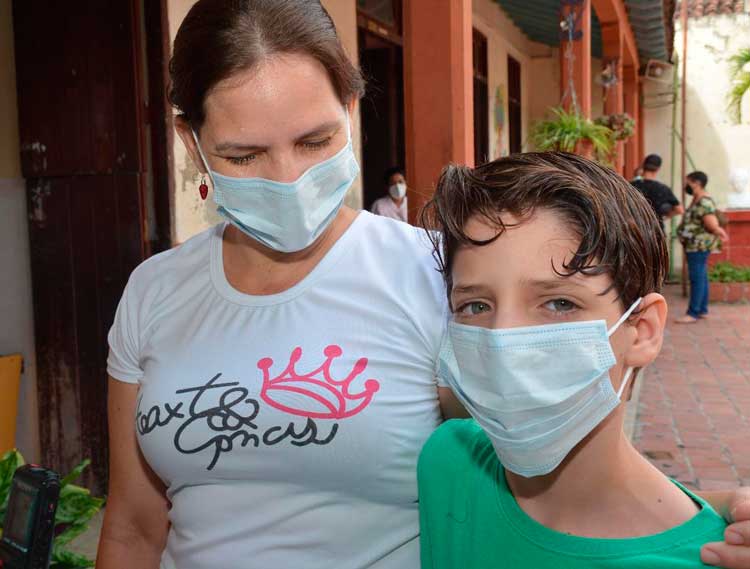 El niño Cristian Daniel Díaz, junto a su mamá, antes de recibir la vacuna Soberana 02. El niño Cristian Daniel Díaz, junto a su mamá, antes de recibir la vacuna Soberana 02.