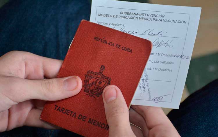 Tarjeta de menor y tarjeta de vacunación. Tarjeta de menor y tarjeta de vacunación.