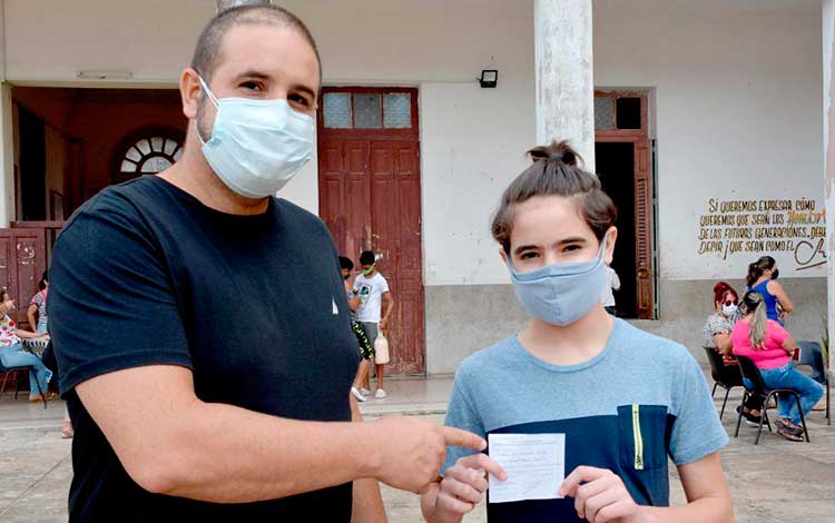 Leandro Orrantia González, junto a su papá Rayle, después de recibir la vacuna Soberana 02.