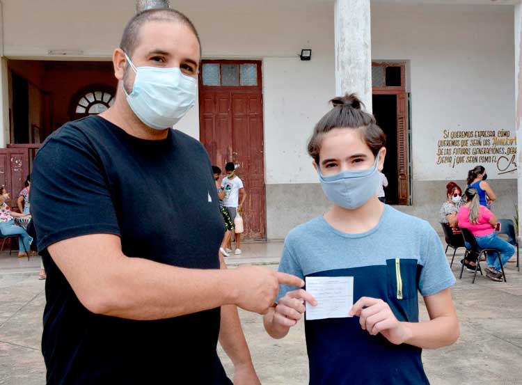 Leandro Orrantia González, junto a su papá Rayle, después de recibir la vacuna Soberana 02.