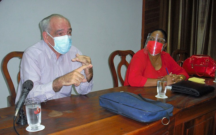 La visita tiene como objetivo comprobar con las autoridades de la Universidad Médica cómo tienen previsto el desarrollo del reinicio del curso académico y las posibles soluciones a los problemas a presentarse. En la foto los doctores Jorge González Pérez, director nacional de Docencia, e Ivette Molina Linares, rectora de la institución villaclareña.   