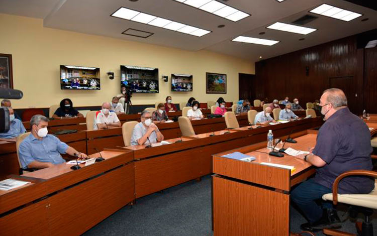 Primer ministro, Manuel Marrero Cruz, preside reunión del grupo temporal de trabajo para el enfrentamiento al nuevo coronavirus.