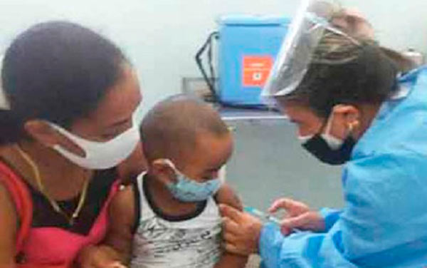 Niño villaclareño recibiendo una vacuna.