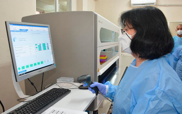 Dra. Marí­a de Lourdes Sánchez ílvarez, jefa del Laboratorio de Virologí­a y de Biologí­a Molecular de Villa Clara. 