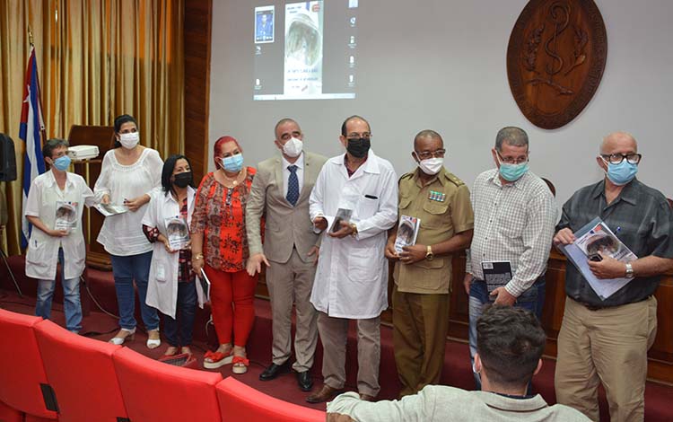 Representantes de las instituciones que se han sumado al enfrentamiento de la COVID-19 recibieron un ejemplar del libro testimonial. Representantes de las instituciones que se han sumado al enfrentamiento de la COVID-19 recibieron un ejemplar del libro testimonial.
