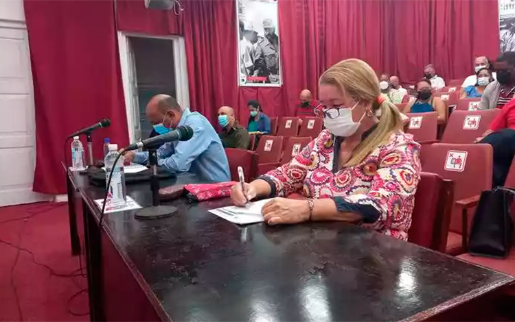Yudí Rodríguez Hernández, primera secretaria del Partido Comunista de Cuba en Villa Clara, y el gobernador provincial Alberto López Díaz.