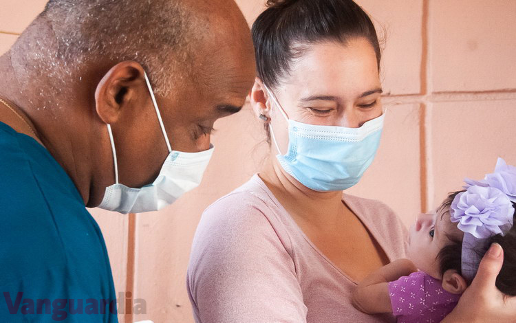 Dr. Abel Armenteros García y la bebé Annalie Torna Marrero