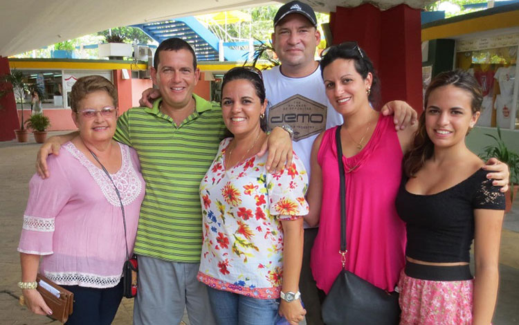 Doctora María del Carmen Llanes junto a parte de su familia. Doctora María del Carmen Llanes junto a parte de su familia.