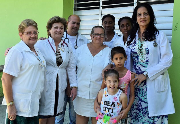 La doctora María del Carmen Llanes junto a la paciente Melany y parte del colectivo que atendió a la niña. La doctora María del Carmen Llanes junto a la paciente Melany y parte del colectivo que atendió a la niña.