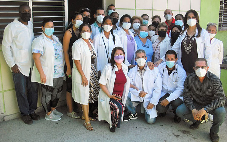 Doctora María del Carmen Llanes junto a su colectivo en el día de su despedida laboral. Doctora María del Carmen Llanes junto a su colectivo en el día de su despedida laboral.