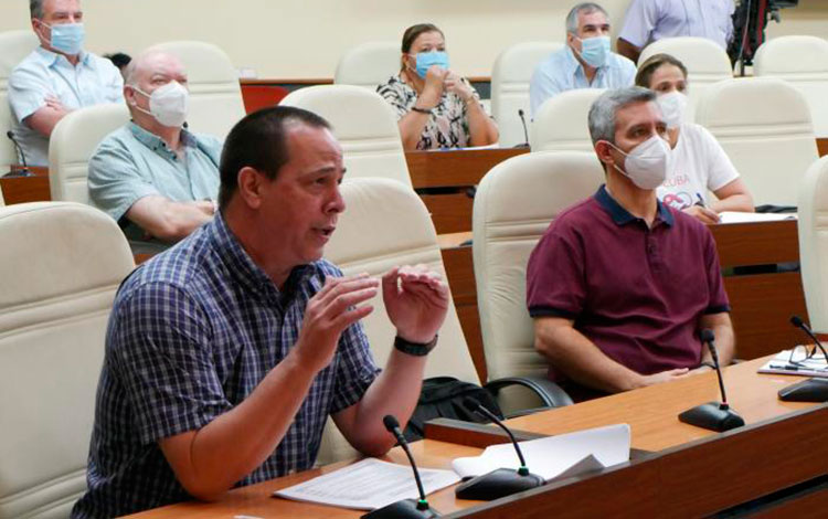 José íngel Portal Miranda, ministro de Salud, interviene en la reunión del grupo de trabajo del Gobierno para el enfrentamiento a la COVID-19. José íngel Portal Miranda, ministro de Salud, interviene en la reunión del grupo de trabajo del Gobierno para el enfrentamiento a la COVID-19.