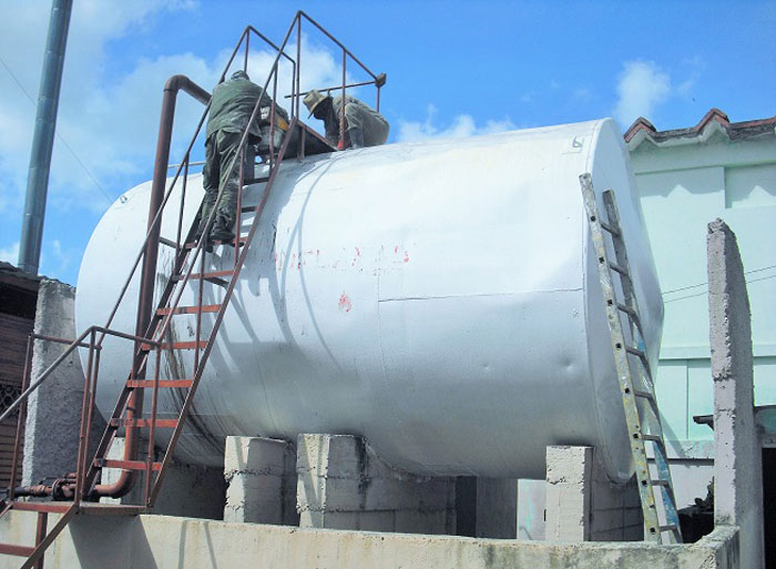 Mantenimiento a los tanques de agua y de combustible del Hospital Militar de Villa Clara. Mantenimiento a los tanques de agua y de combustible del Hospital Militar de Villa Clara.
