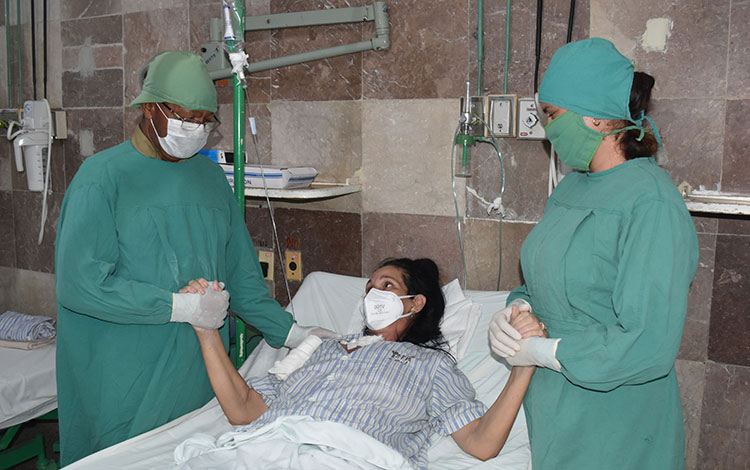 Coronel Jorge Eduardo Berrio íguila, director del hospital militar Comandante Manuel Fajardo Rivero, de Villa Clara, con la paciente Yaquelín Collado, una de las de más larga estadía con COVID-19 en Villa Clara.. Coronel Jorge Eduardo Berrio íguila, director del hospital militar Comandante Manuel Fajardo Rivero, de Villa Clara, con la paciente Yaquelín Collado, una de las de más larga estadía con COVID-19 en Villa Clara..