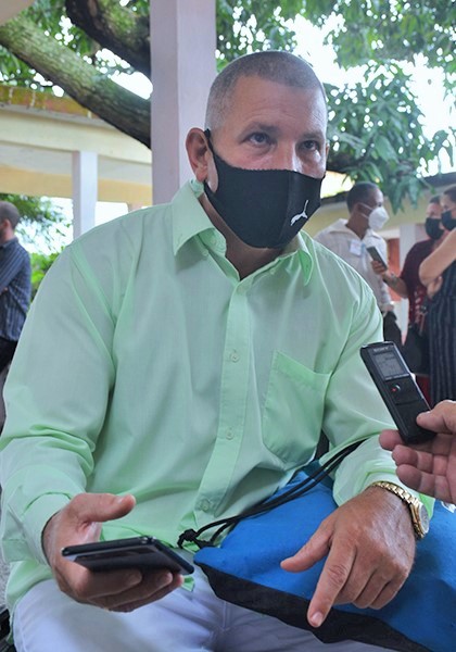 La participación de los estudiantes de Ciencias Médicas en las pesquisas, casa a casa, fundamentaron el póster presentado por el Dr. Ernesto García Peralta. La participación de los estudiantes de Ciencias Médicas en las pesquisas, casa a casa, fundamentaron el póster presentado por el Dr. Ernesto García Peralta.